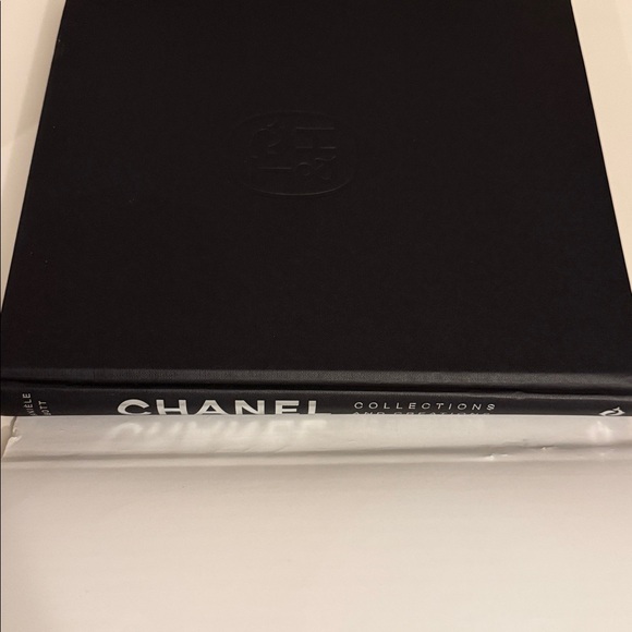 CHANEL Black and White Book with Flower Cover - Picture 5 of 5